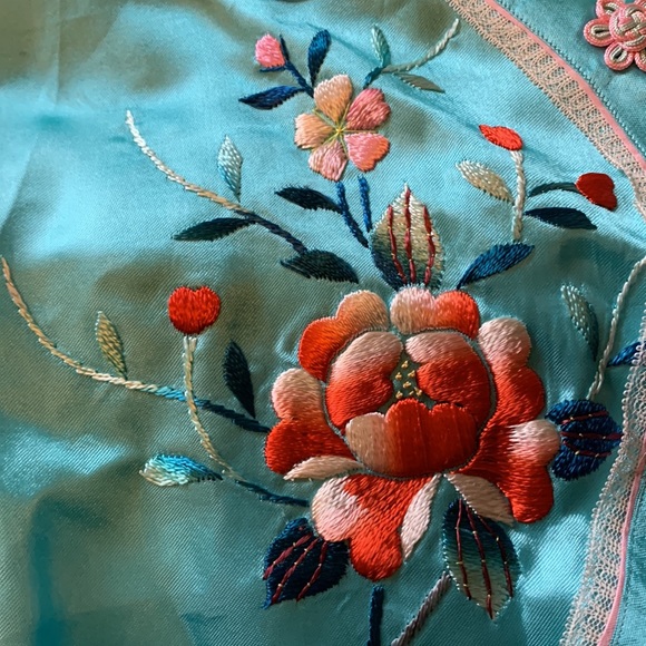 BEAUTIFUL Vintage silky Chinese embroidered pajamas with pink detailing - Picture 9 of 17